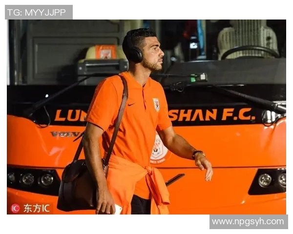 吉尔这位足球球星的传奇生涯与赛场荣耀全面解析 吉尔这位足球球星的传奇生涯与赛场荣耀全面解析